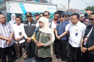 Gubernur Jatim Khofifah didampingi Wabup Sidoarjo Subandi Cek Operasi Pasar Murah Sekaligus Gelontorkan 10 Ton Beras