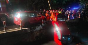 Kecelakaan 2 Mobil Terjebur Selokan TKP Di Jalan A. Yani Surabaya