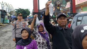 Polisi Berbagi Ikan Cupang, Cegah Demam Berdarah