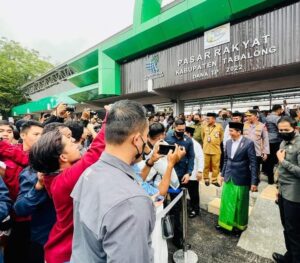 Kunjungi Pasar Rakyat Tabalong, Presiden R I Cek Harga Bahan Pokok Jelang Ramadhan