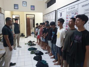 Polres Batu dan Polsek Junrejo Berhasil Amankan 10 Remaja Terduga Pelaku Tawuran Sarung