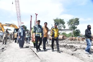 Bupati Sidoarjo Ahmad Muhdlor  Pastikan Selesai Tepat Waktu, Cek Progres Proyek Flyover Aloha