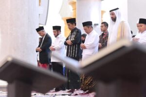 Presiden Jokowi dan Ibu Iriana Salat Idulfitri di Masjid Sheikh Zayed