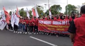 Ribuan Buruh Jatim  Lakukan Aksi  Turun Ke Jalan , Padati Kota Surabaya Peringati May Day 2023