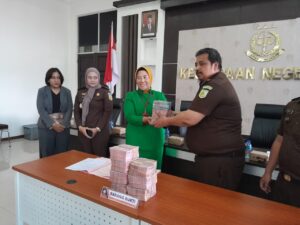 Kejaksaan Negeri Kota Batu Laksanakan Pengembalian Barang Bukti Perkara Tindak Pidana Korupsi Bank Jatim Senilai Rp. 950.000.000,-