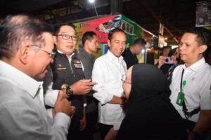 Kunjungi Pasar Cihapit, Presiden Jokowi Tinjau Harga dan Sapa Warga