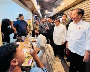 Momen Presiden Sambangi Warung Nasi Legendaris Bu Eha di Pasar Cihapit