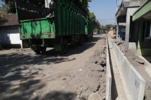 Proyek Jalan Beton Ruas PG. Krembung-Mojoruntut Sidoarjo Masuk Tahap Pengecoran Pondasi dan Pemasangan Drainase