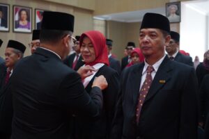 Pj Wakikota Batu Berikan Tanda Kehormatan Satyalancana Karya Satya Pada ASN