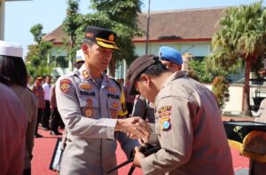 Kapolres Batu Berikan Reward Kepada 14 Anggota Yang Berprestasi dan 2 Masyarakat Mitra Polri