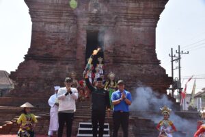 Bupati Sidoarjo Ahmad Muhdlor Berangkatkan Kirab Api Porprov VIII Jatim Start di Candi Pari