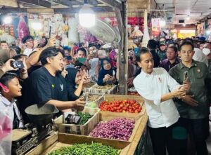 Presiden Jokowi Tinjau Harga Komoditas Pangan di Pasar Johar Karawang