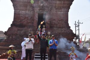 Bupati Sidoarjo Ahmad Muhdlor Berangkatkan Kirab Api Porprov VIII Jatim Start di Candi Pari