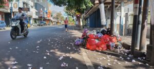 Kota Wisata Batu Masih Saja Diwarnai dengan Tumpukan Sampah, Kali Ini Di Ruas Jalan Diponegoro yang Menjadi Sasarannya….