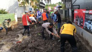 Sinergitas Polres Batu Bersama Instansi Terkait Bersihkan Lumpur Akibat Banjir