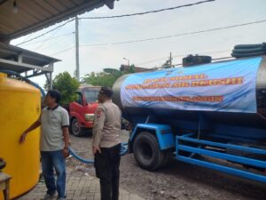 Menyalurkan Bantuan Air Bersih, Polsek Tanggulangin Peduli Bencana Banjir di Wilayahnya