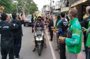 Aliansi Ojol Sidoarjo Giat Sosial Berbagi Takjil 