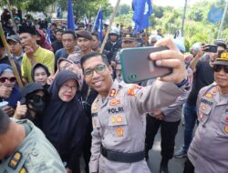 Minta Selfie, Kapolres Situbondo Diserbu Kaum Emak