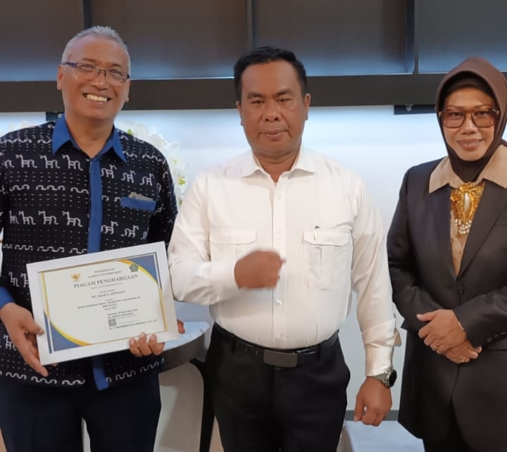 DR Koen owner WC-KOEn bersama PJS. Plt Bupati Sidoarjo Muhammad Isa Anshori dan Sekda Kabupaten Sidoarjo Dr Fanny Apridawati 