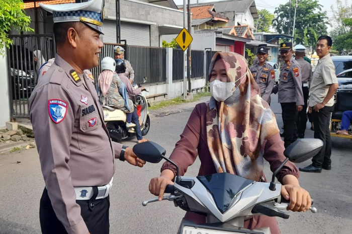 Polsek Taman Humanis Dalam Operasi Keselamatan Semeru 2025. Kegiatan dipimpin langsung Kanitlantas Polsek Taman, AKP Sulaiman S.H.