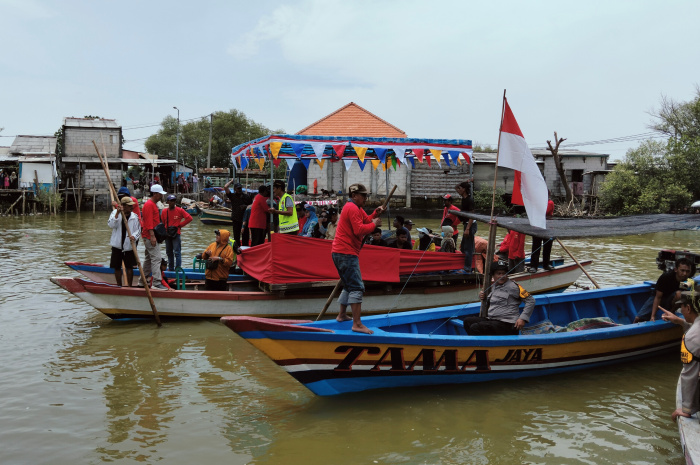 Desa Tambak Cemandi Ruwatan gelar Larung Sesaji ditengah laut diikuti kurang lebih 50-an perahu nelayan