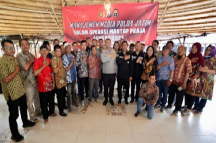 Manajemen Media Polda Jatim Gelar Mantap Praja Semeru 2025. Kabid Humas Polda Jatim Kombespol Dirmanto, S.H., S.I.K., menjadi pembicara dalam pertemuan antara Humas Polda Jatim dan media