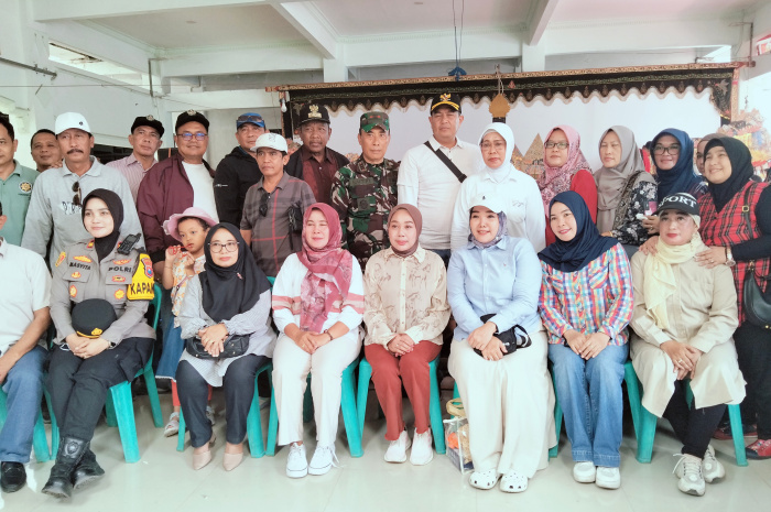 Tradisi Nyadran Desa Banjar Kemuning dihadiri Hj. Sriatun, jajaran Forkopimca, Kepala Desa se-Kecamatan Sedati, BPD, tokoh agama, dan tokoh masyarakat.