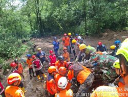 Tim SAR Gabungan Evakuasi 10 Korban Longsor di Jalur Pacet-Cangar
