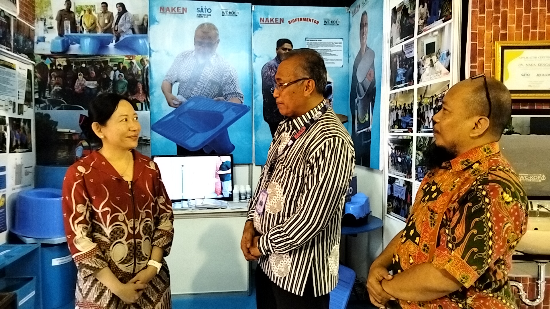 dr Then Suyanti, Direktur Kesehatan Lingkungan Kementrian Kesehatan RI didampingi DR Koen Irianto Uripan meninjau lokasi both pameran WCKOen dan SATO.