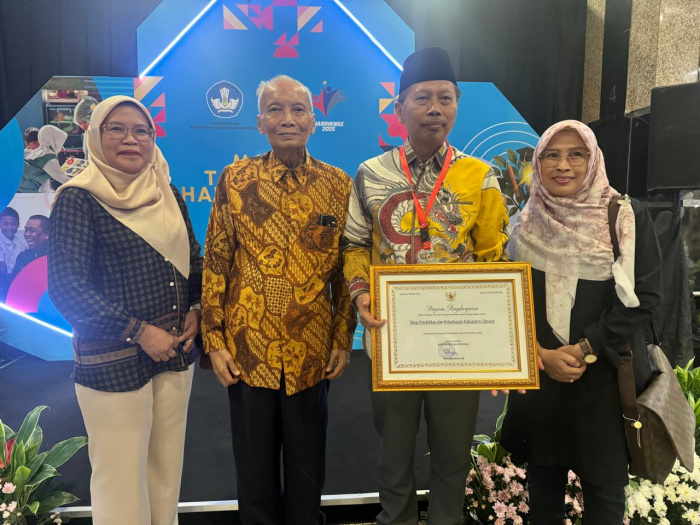 Kepala Dinas Pendidikan dan Kebudayaan Kabupaten Sidoarjo Tirto Adi menerima penghargaan dari Kementrian Pendidikan Dasar dan Menengah Republik Indonesia sebagai pemerintah daerah dengan Pencapaian Standar Pelayanan Minimal (SPM) Pendidikan terbaik 2025