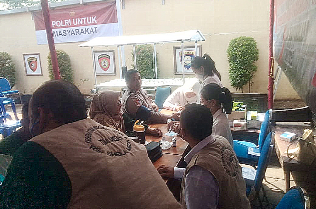 8 tenaga medis profesional dari RS Sheila Medika hadir dalam Pengobatan Gratis dan bantuan sosial digelar Polsek Sedati dalam rangka menyambut Hari Bhayangkara ke-79.