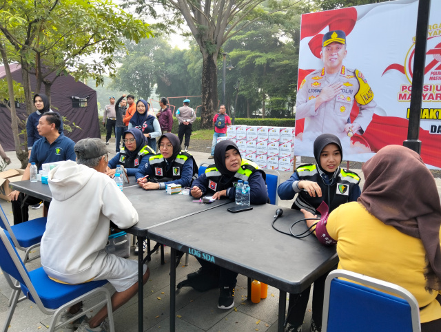 Car Free Day Polresta Sidoarjo menyambut Hari Bhayangkara ke-79 menghadirkan pemeriksaan kesehatan gratis bagi masyarakat 