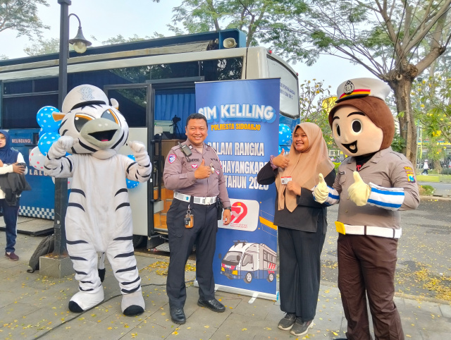Polresta Sidoarjo Gelar Car Free Day Memperingati Hari Bhayangkara. Satlantas memberikan pelayanan perpanjangan SIM.
