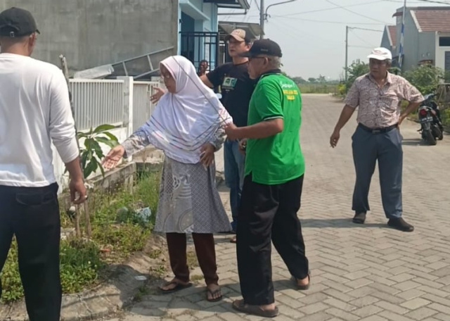 Pemilik lahan yang tanahnya diduga telah diserobot oleh pengembang perumahan