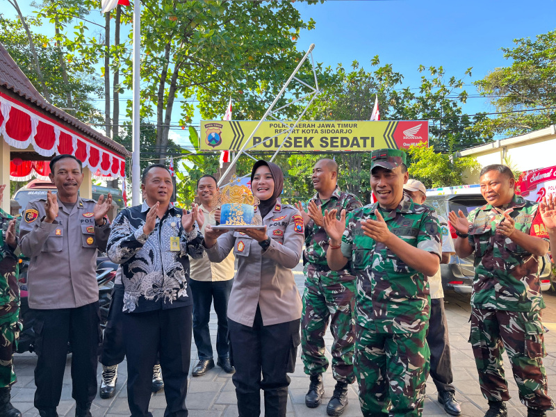 Kapolsek Sedati sambut kedatangan Danramil 0816/18 Sedati dengan penuh keakraban.
