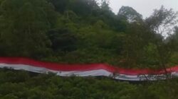 Viral, di Puncak Gunung Bokong, Ratusan Pendaki Kibarkan Merah Putih & Teladani Cinta Lingkungan