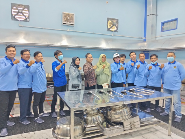 BUMDes Margosari meluncurkan Dapur Badan Gizi Nasional Wijaya Mandiri Tarik. Tim Dapur siap bekerja menyiapkan makanan bergizi dan sehat.