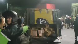 Lalu Lintas Semarang Lumpuh Berjam-jam Pasca Truk Tronton Rem Blong, 3 Kendaraan Terguling dan Solar Tumpah