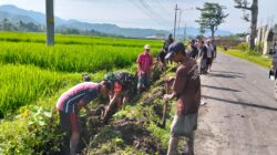 Jaga Kebersihan Lingkungan, Koramil Kasembon dan Warga Perkuat Silaturahmi