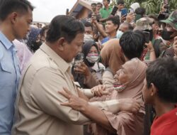 Momen Prabowo Tegur Paspampres saat Warga Mau Foto di Aceh Tamiang: Jangan Didorong, Dia Mau Foto Lho*  Aceh Tamiang