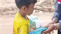 Tak Minta Uang dan Mainan, Bocah Pengungsi Banjir Sumatera Ini Ingin Sajadah untuk sang Ibu
