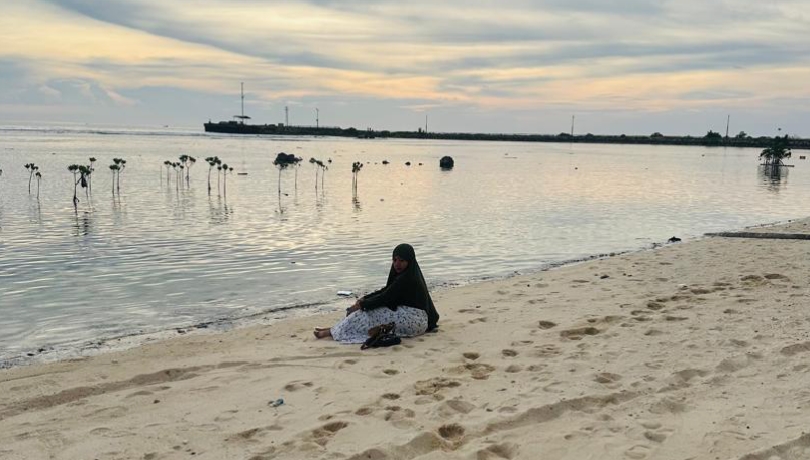 Made, si jurnalis, tiba menggunakan kapal kayu yang bergoyang keras. Suara ombak dan angin kencang