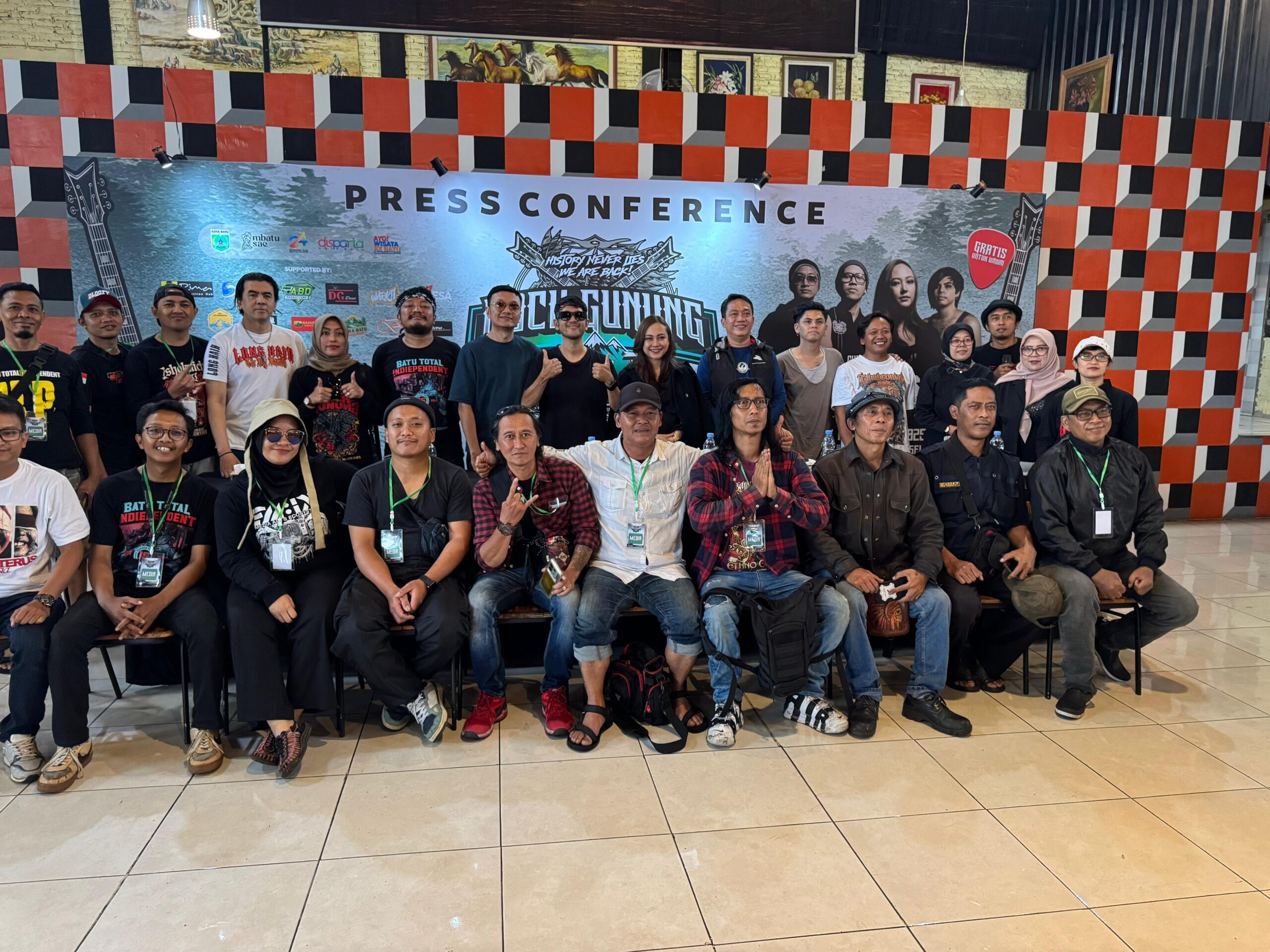 Suasana technical meeting yang dipenuhi semangat gotong royong. Puluhan relawan dari berbagai komunitas bersatu padu mempersiapkan setiap detail acara.