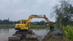 PU BMSDA dan DLHK kerahkan sejumlah alat berat untuk percepatan normalisasi sungai di berbagai wilayah Kabupaten Sidoarjo.