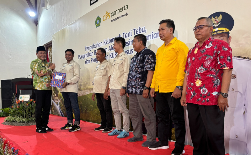 Bantuan Alsintan dan Kredit Usaha Rakyat diserahkan Bupati Sidoarjo H. Subandi, sebagai upaya mewujudkan ketahanan pangan yang berkelanjutan.