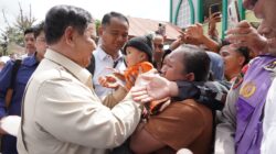 Peluk dan Cium Haru Warnai Kedatangan Presiden Prabowo di Posko Pengungsian
