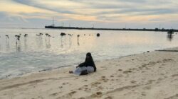 Made, si jurnalis, tiba menggunakan kapal kayu yang bergoyang keras. Suara ombak dan angin kencang