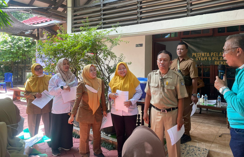 Sebanyak 22 sanitarian dari Kota Surabaya dan Kabupaten Lamongan mengikuti Pelatihan Teknologi Tepat Guna (TTG) Sanitasi Angkatan IV di MiniLab TTG Surabaya.