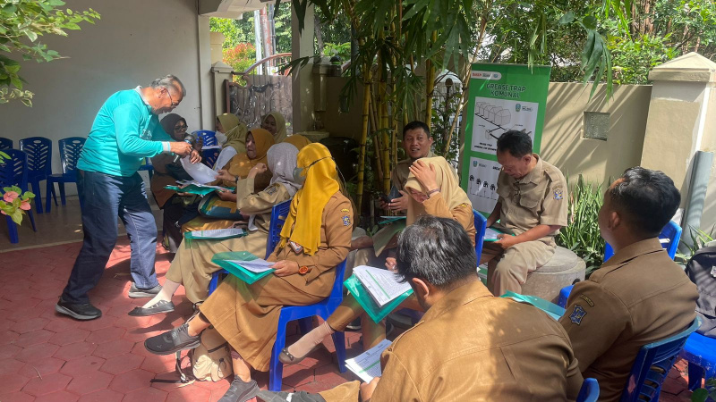 Sebanyak 22 sanitarian dari Kota Surabaya dan Kabupaten Lamongan mengikuti Pelatihan Teknologi Tepat Guna (TTG) Sanitasi Angkatan IV di MiniLab TTG Surabaya.